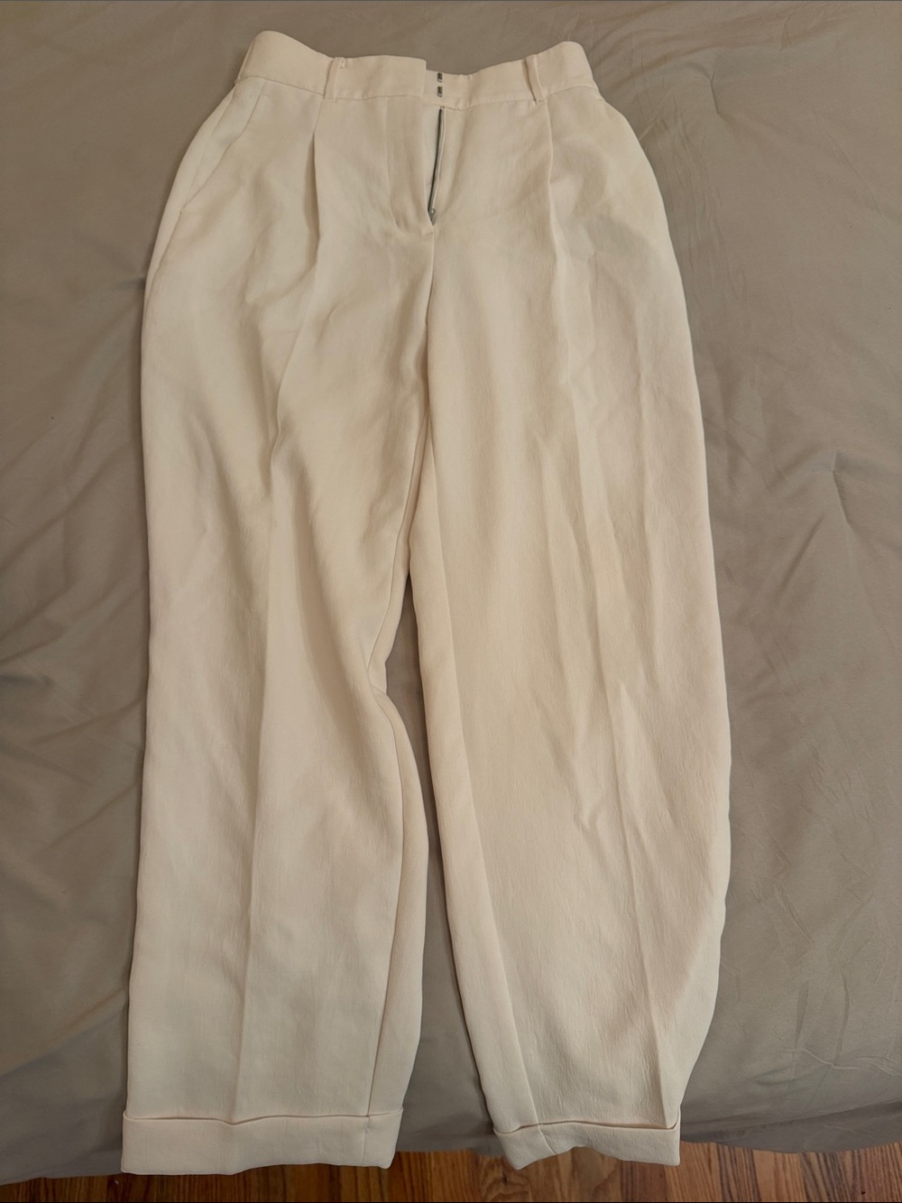 Aritiza (Wilfred) - Cream High-Waist Pleated Women's Trousers